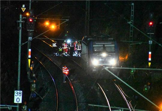 Lok kollidiert mit Streckenarbeitern: Ein Toter Rettungskräfte stehen nach dem Unfall auf der Bahnstrecke zwischen Nürnberg und Regensburg auf den Gleisen.
