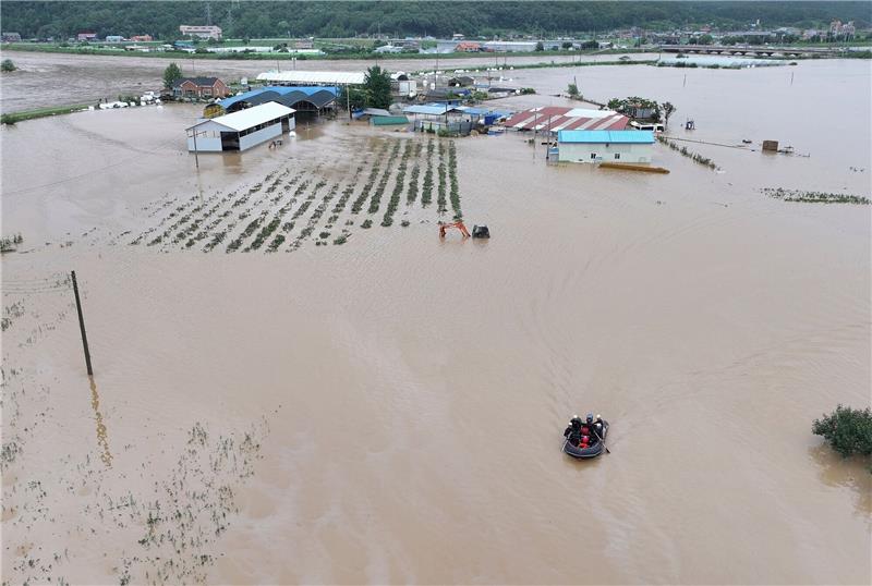Mindestens ein Toter durch Taifun „Khanun” in Südkorea Rettungskräfte suchen auf einem Boot nach vermissten Personen im Hochwasser, nachdem der Tropensturm «Khanun» auf Land getroffen ist.