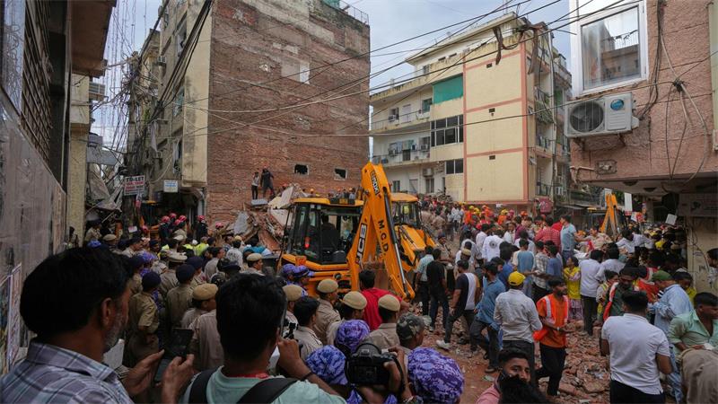 Rettungskräfte suchen in Neu-Delhi unter den Trümmern eines eingestürzten Gebäudes nach Überlebenden.