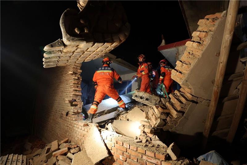 Mehr als 130 Tote bei Erdbeben in China Rettungskräfte suchen in den Trümmern eines Hauses in Gansu nach Überlebenden.