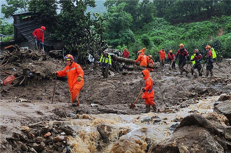 Rund 20 Tote nach Unwetter in Südkorea Rettungskräfte suchen nach Personen in Häusern, die nach durch starken Regen verursachten Erdrutsch eingestürzt sind.
