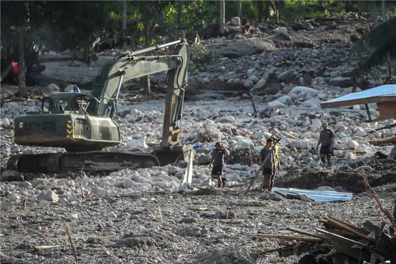 Tropensturm auf den Philippinen - Zahl der Opfer steigt Rettungskräfte suchen nach Vermissten.