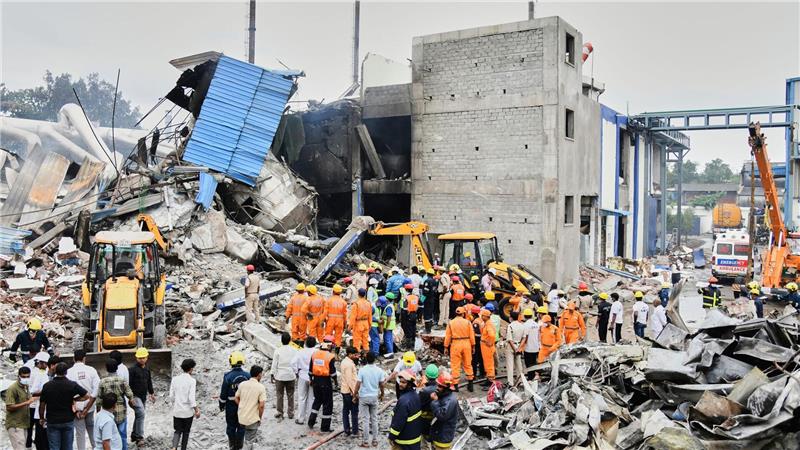 Mehr als 30 Tote nach Explosion in Chemieanlage in Indien Rettungskräfte suchen nach einer Explosion und einem Brand in einer Pharmafabrik in einem Industriegebiet in der Nähe von Hyderabad nach Überlebenden. (Foto Archiv)