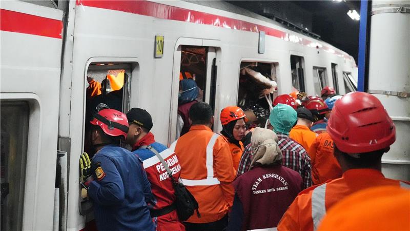 Rettungskräfte suchten Stunden nach der Zugkollision noch nach Opfern.