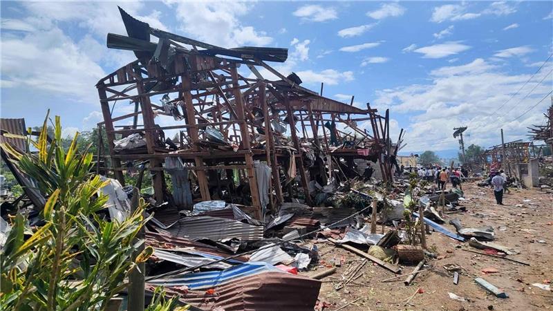 Trauer nach gewaltiger Explosion in Myanmar - bis zu 55 Tote Rettungskräfte suchten weiter nach Verschütteten unter den Trümmern.