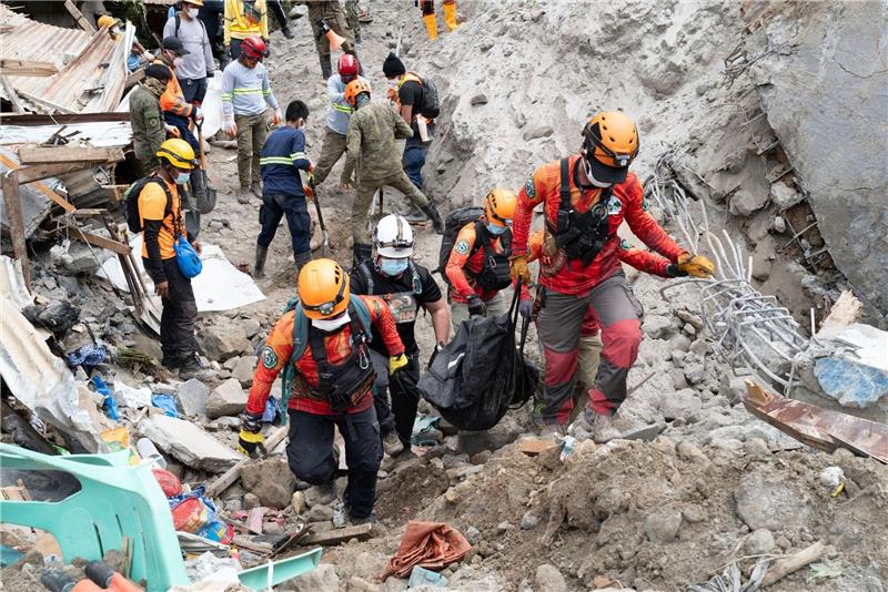Mindestens 37 Tote nach Erdrutsch auf den Philippinen Rettungskräfte tragen ein Opfer aus dem von einem Erdrutsch betroffenen Dorf Masara. Die Zahl der Toten stieg auf 37.