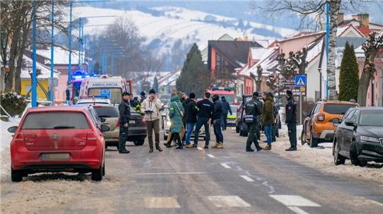 Rettungskräfte und Polizisten eilten zu dem Gymnasium, in dem mutmaßlich ein Schüler zwei Menschen getötet haben soll.