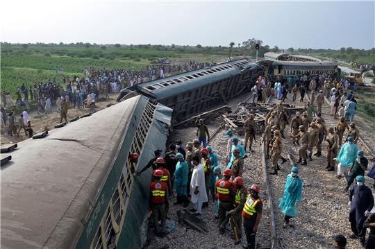 Rettungskräfte und Soldaten versuchen nach einem Zugunglück in Pakistan Menschen aus dem entgleisten Zug zu retten.