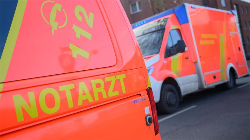 Rettungskräfte versorgten auch die beiden Schwerverletzten. (Symbolbild)