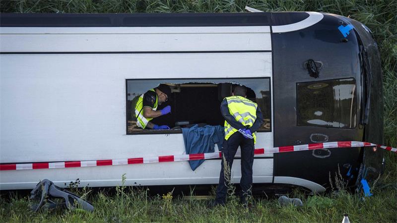 Schock bei Oberstufenfahrt: Mehrere Verletzte nach Busunfall Rettungskräfte versorgten die Insassen des Reisebusses nach dem Unfall auf der A28 bei Wezep.