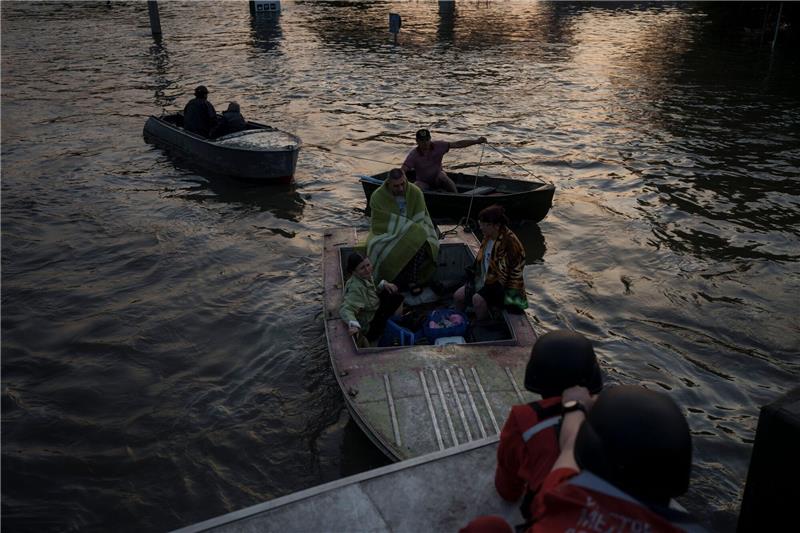 Flut nach Staudamm-Zerstörung - Westen beschuldigt Moskau Rettungskräfte versuchen, Boote mit Bewohnern abzuschleppen.