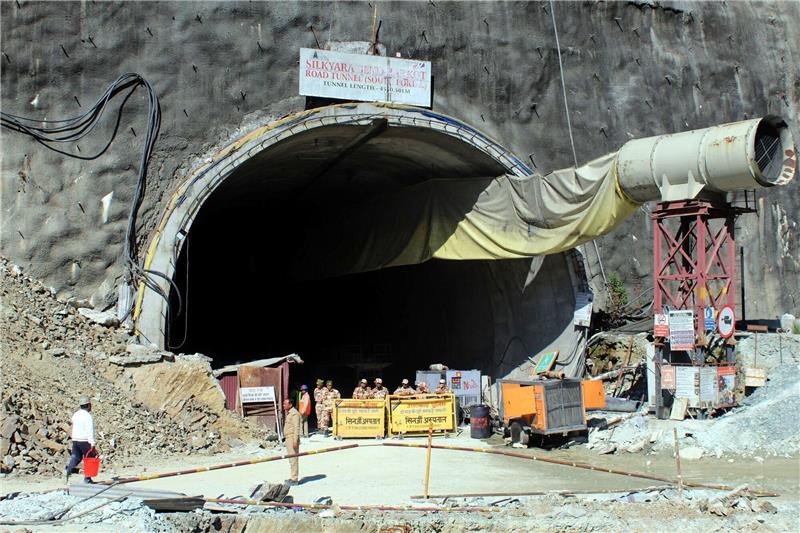 Tunneleinsturz in Indien: Bohrer arbeitet an Fluchtweg Rettungskräfte versuchen, breite Rohre durch die Trümmer zu bohren, um einen Durchgang zu schaffen und die Bauarbeiter zu befreien.