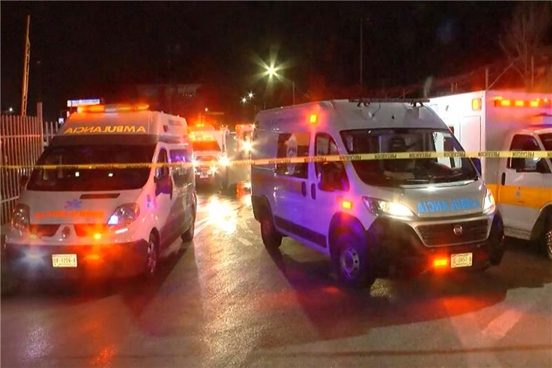 Mindestens 39 Tote bei Brand in Migrantenunterkunft Rettungskräfte vor einem Migrantenunterkunft im mexikanischen Ciudad Juarez. Bei einem Brand starben dort etliche Menschen.