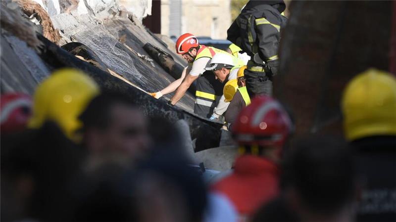 Bahnhofsvordach in Serbien stürzt ein: Mindestens zwölf Tote Rettungsmannschaften suchen unter dem eingestürzten Bahnhofsvordach in Novi Sad nach Überlebenden (Foto aktuell).