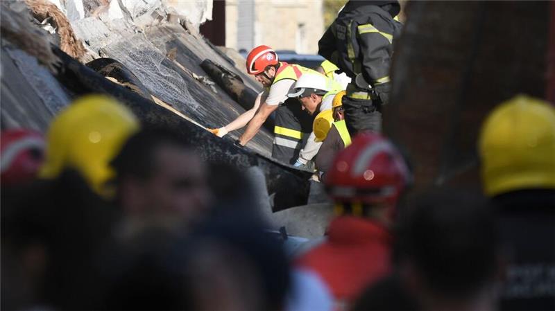 Weitere Tote nach Einsturz von Bahnhofsvordach in Serbien Rettungsmannschaften suchen unter dem eingestürzten Bahnhofsvordach in Novi Sad nach Überlebenden.