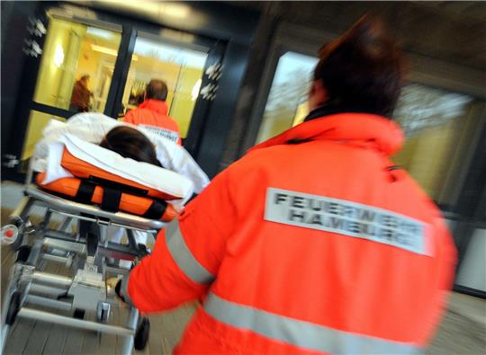 Rettungssanitäter bringen einen Mann in die neue Zentrale Notaufnahme Altona (ZNA) in der Asklepios-Klinik Altona.