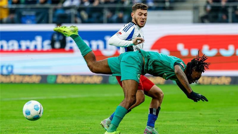 Statement für Polzin: HSV überzeugt beim 5:0 gegen Fürth Rettungstat: HSV-Verteidiger William Mikelbrencis (hinten) stoppt Fürths Noel Futkeu.