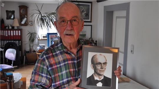 Rettungstat vor acht Jahrzehnten: Klaus Helmbrecht zeigt ein Bild seines Vaters August Helmbrecht, der im April 1945 als Feuerwehrmann Goslarer Kunstschätze im Rammelsberg vor der Zerstörung bewahrt.