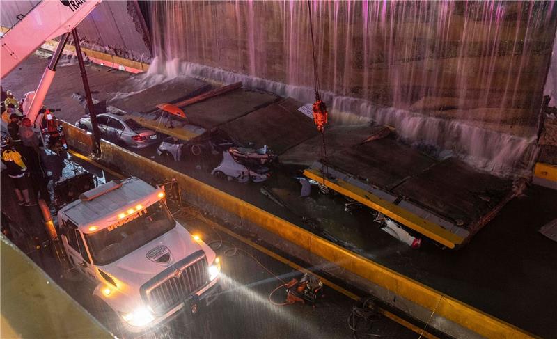 21 Tote nach Unwettern in der Dominikanischen Republik Rettungsteams arbeiten an der Stelle, an der eine Wand am Eingang eines Tunnels in Santo Domingo eingestürzt ist.