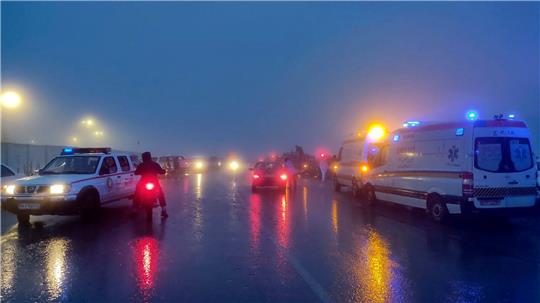 Rettungsteams im iranischen Varzaghan im Einsatz: Strömender Regen und Wind erschwerten die Suche in der bergigen Region. Foto: Azin Haghighi/dpa