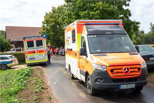 Rettungswagen stehen nach dem Blitzeinschlag nahe der Unglücksstelle bei dem Ausflugslokal.