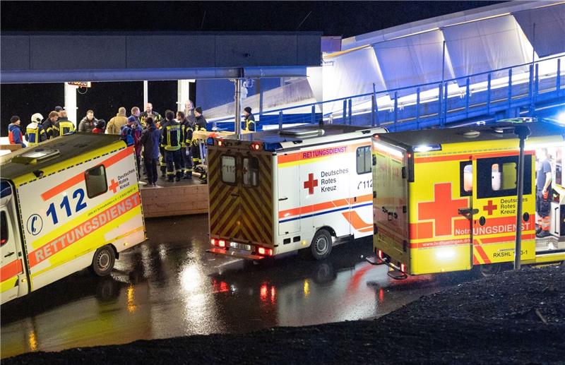 Tod im Oberhofer Eiskanal - Polizei forscht nach Ursache Rettungswagen und Helfer stehen am Ausgang der Bobbahn.