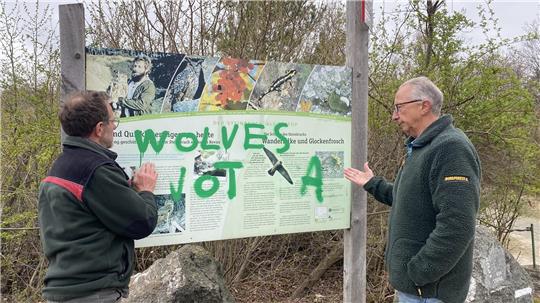 Revierförster Rainer Hoffmeister (l.) und Harzklub-Zweigverein-Vorsitzender Jörg Klingebiel sind ratlos: Was sollen sie machen gegen die Schmierfinken?