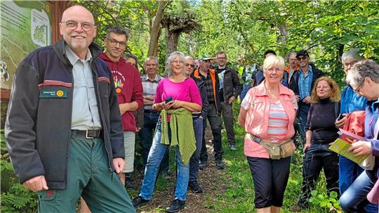 Revierleiter Klaus-Dieter Schultze (links) führt die erste Wandergruppe über den neu eröffneten Pfad. Foto: Skuza