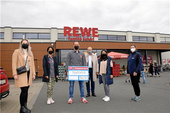 Rewe-Markt, Rammelsberg, get-Therapiezentrum und die Agentur „mymentum“ haben knapp 8700 Euro zur Unterstützung der Flutopfer im Ahrtal gesammelt. Unser Bild zeigt (v. li.) Sabrina Engelbrecht, Anika und Andreas Scherf, Rammelsberg-Chef Gerhard Lenz und Ipek Canbazer sowie Anja Gutnoff vom Therapiezentrum „get“.  Foto: Kleine