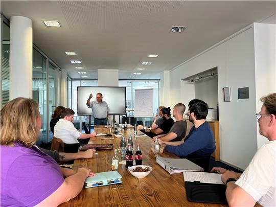 Reza Asghari – Professor für Entrepreneurship an der TU Braunschweig untersucht die Gründungsideen in Workshops und gibt nützliche Tipps.  Quelle: Stadt Seesen