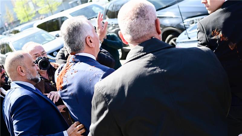 Reza Pahlavi, beschmiert mit roter Flüssigkeit.