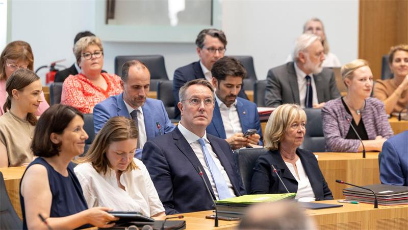 Länder verbessern Lobbyregeln - In der Praxis hapert es oft Rheinland-pfälzische Minister dürfen seit Sommer 2025 nach ihrem Ausscheiden aus dem Amt bis zu 18 Monate lang keinen neuen Job in der Wirtschaft annehmen, wenn Interessenkonflikte zu befürchten sind. (Symbolbild)
