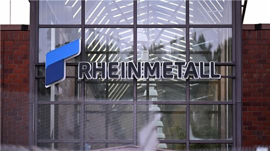 Rheinmetall-Logo an einem Werkstor.