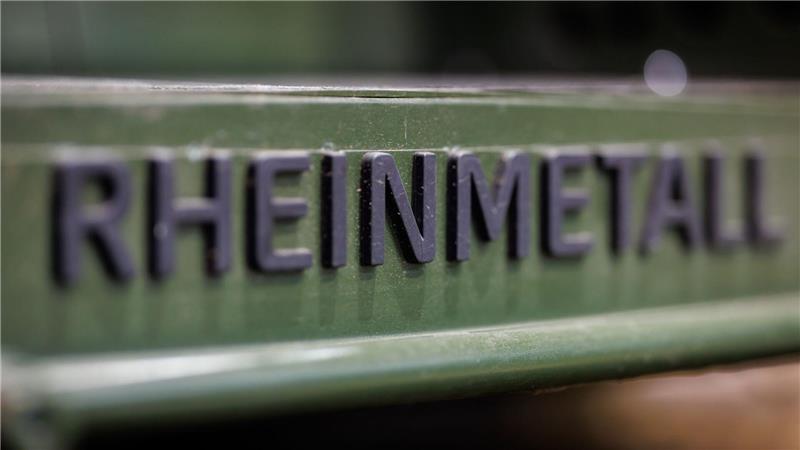 Rheinmetall hat so volle Auftragsbücher wie noch nie Rheinmetall-Logo auf einem Militärfahrzeug - die Nachfrage nach den Rüstungsgütern des Düsseldorfer Unternehmens ist stark gestiegen.