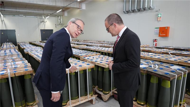 Rheinmetall-Manager Matthias Koll (links) zeigt dem Minister die ersten Artilleriegeschosse aus der neuen Munitionsfabrik.