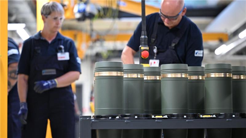 Rheinmetall-Mitarbeiter sind im Werk Unterlüß mit dem Verschließen von 155-Millimeter-Artilleriegranaten beschäftigt. Die Nachfrage nach solcher Munition ist stark gestiegen. (Archivbild)