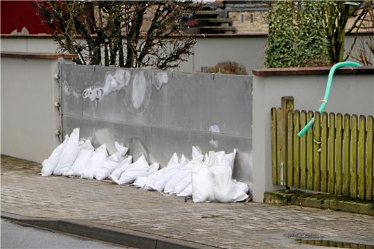 Rhüden nach dem Jahreswechsel: Flutschots sind eingesetzt, Sandsäcke schützen Grundstücke, Schläuche hängen zum Abpumpen bereit. Foto: Gereke