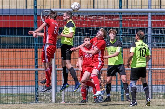 Rhüdens Christoph Vater (li.), der per Foulelfmeter zum zwischenzeitlichen 2:1 trifft, setzt sich im Kopfballduell durch und gewinnt mit seinem Team das Derby gegen den TSV Münchehof. Der FC hat damit wieder Chancen auf den Klassenerhalt. Foto: Drechsler