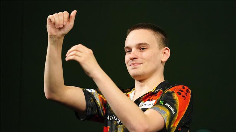Pietreczko zieht mit deutlichem Sieg ins WM-Achtelfinale ein Ricardo Pietreczko hält die deutsche Fahne in London hoch.