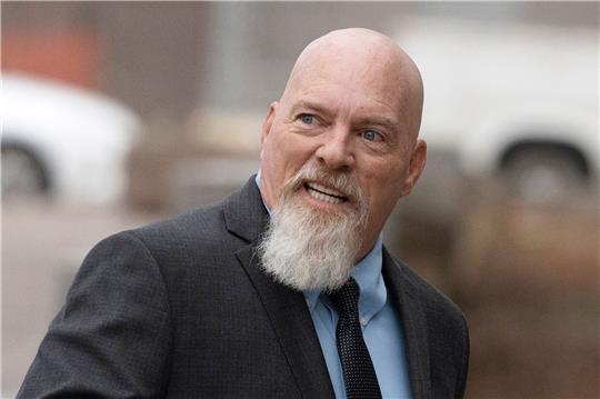 Richard Barnett, der während des Aufstands im US-Kapitol am 6. Januar 2023 mit den Füßen auf einem Schreibtisch im Büro der ehemaligen Parlamentspräsidentin Pelosi fotografiert wurde, ist zu viereinhalb Jahren Haft verurteilt worden.