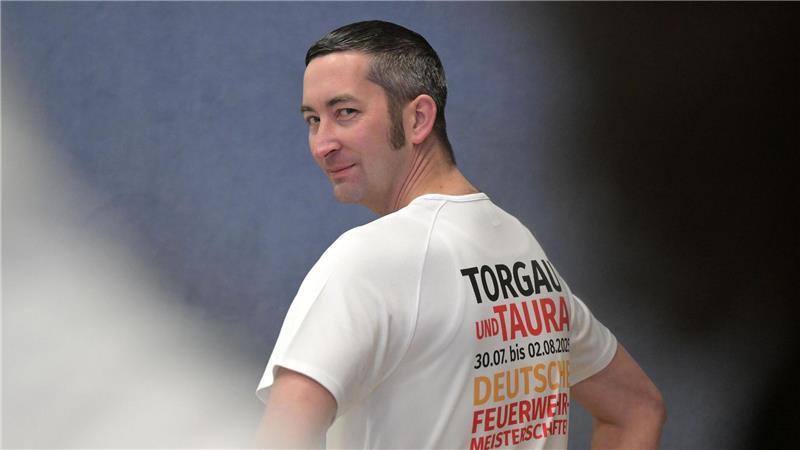 Richard Münder hat einen Eklat ausgelöst, weil bei Meisterschaften im Feuerwehrsport in Sachsen 2025 die geächtete erste Strophe des Deutschlandliedes erklang. 