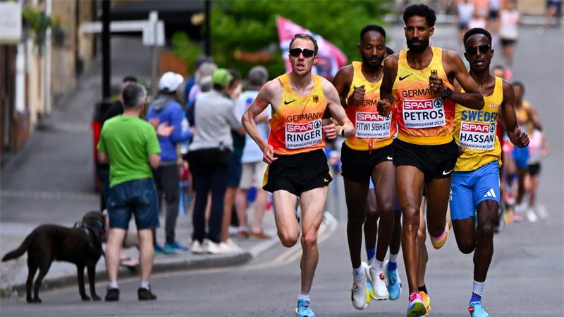 Petros trotzt Einreiseproblemen und stürmt zu Marathon-Gold Richard Ringer (l-r), Samuel Fitwi und Amanal Petros belegten in der Teamwertung Platz zwei.