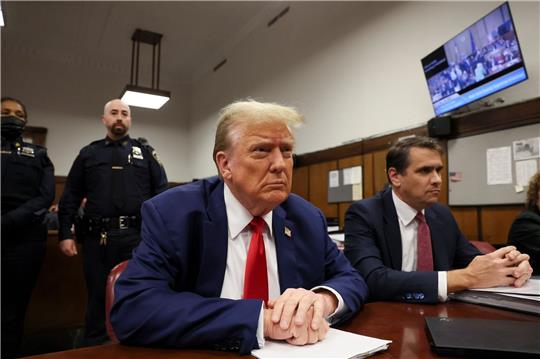 Richter Merchan hat eine Strafe von 1000 Dollar gegen den ehemaligen Präsidenten Donald Trump verhängt.