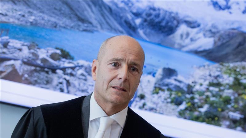 Richter Meyer vom OLG Hamm will kommende Woche verkünden, wie das Gericht im Fall der sogenannten Klimaklage eines peruanischen Landwirts und Bergführers gegen den Energiekonzern RWE entschieden hat.