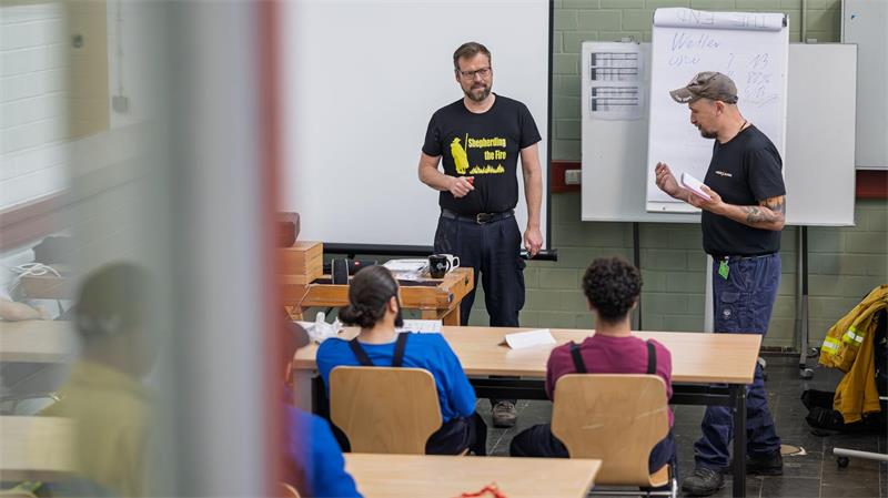 Richter Michael Herrmann im Unterricht mit den jungen Häftlingen.