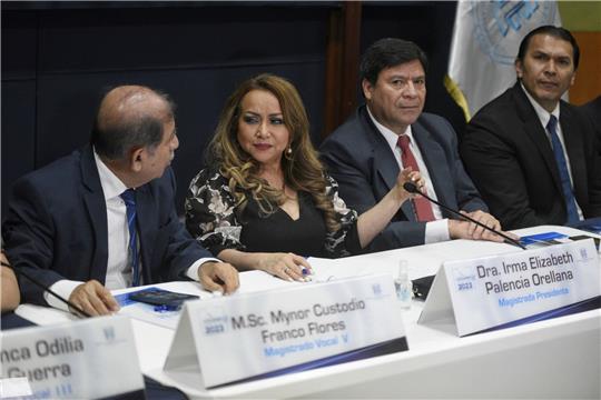 Richter des Obersten Wahltribunals schickten die Kandidaten Torres und Arévalo in die Stichwahl in Guatemala.