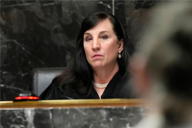 Eltern eines Todesschützen in USA müssen in Haft Richterin Cheryl Matthews führt den Vorsitz bei der Verkündung des Strafmaßes gegen die angeklagten Eltern eines Todesschützen.