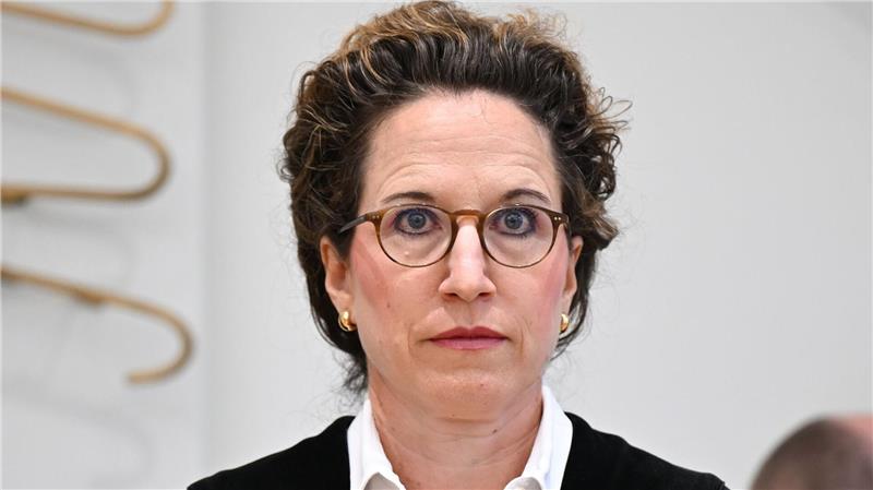 Richterin Eva-Marie Distler hat scharfe Kritik am DFB geübt.