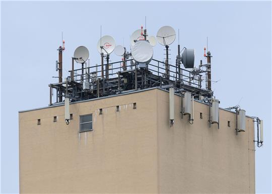 Richtfunkantennen, Fernsehantennen und Mobilfunkmasten sind auf einem alten Wasserturm in Dresden installiert.