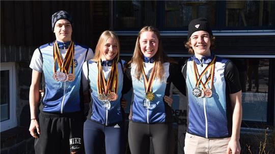 Richtig abgeräumt: Die Harzer Biathlontalente Noah Seidel, Emma Busche, Liv Hildebrand und Aaron Jakobs (v. l.) präsentieren ihre Medaillensammlung aus dem vergangenen Winter. Foto: Gabel